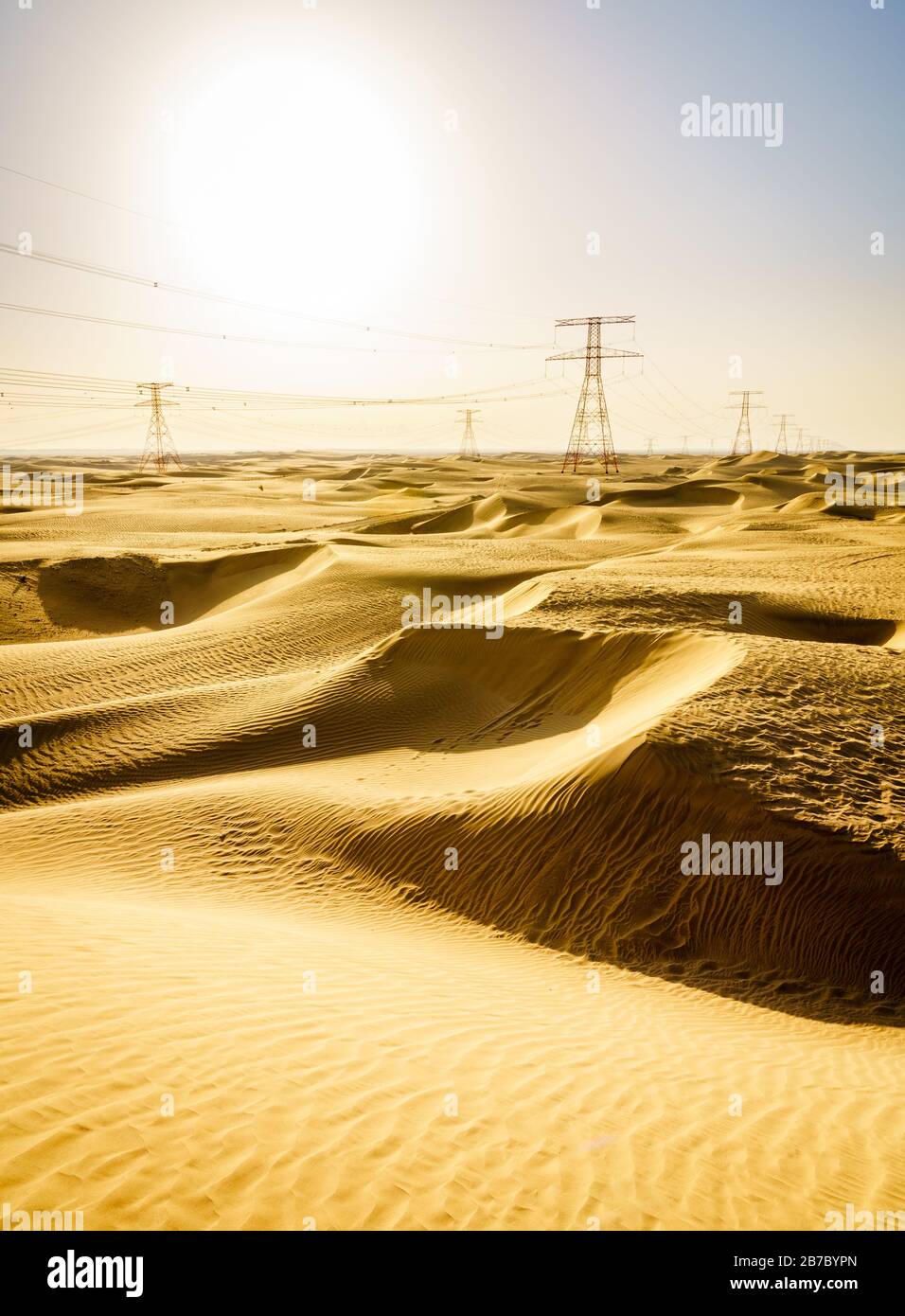 Hochspannung Überlandleitungen in Abu Dhabi Wüste Stockfoto