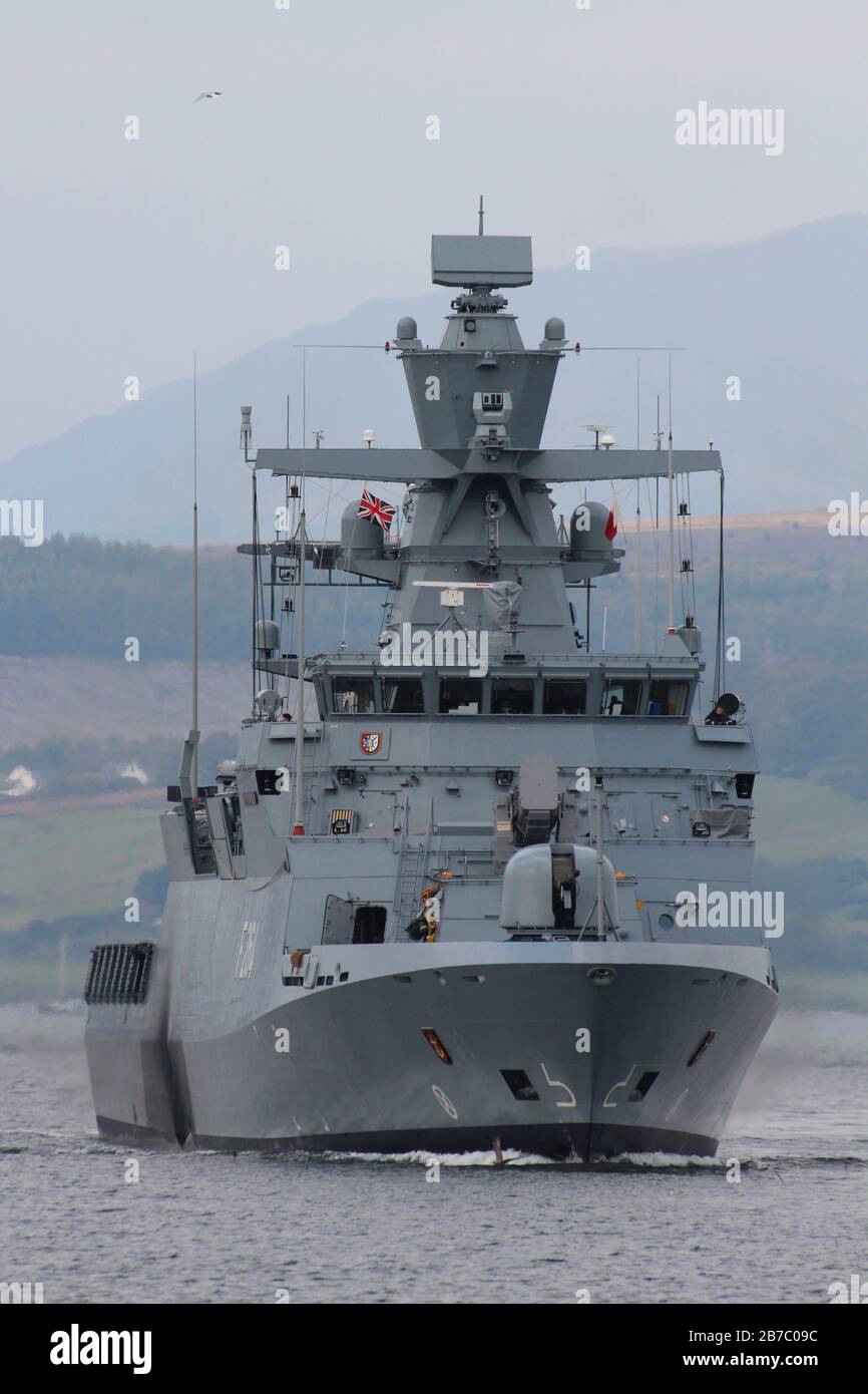 FGS Ludwigshafen am Rhein (F264), eine Korvette der Brainschweig-Klasse der Deutschen Marine, die Greenock bei ihrer Ankunft für den Übung Joint Warrior 15-2 vorbeiführt. Stockfoto