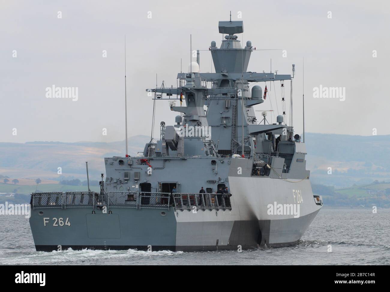 FGS Ludwigshafen am Rhein (F264), eine Korvette der Brainschweig-Klasse der Deutschen Marine, die Greenock bei ihrer Ankunft für den Übung Joint Warrior 15-2 vorbeiführt. Stockfoto