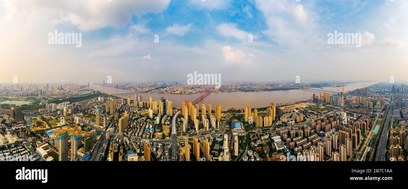 Die Skyline von Wuhan und der Jangtsekiang mit überhöhtem Wolkenkratzer, der in Wuhan Hubei China im Bau ist. Stockfoto