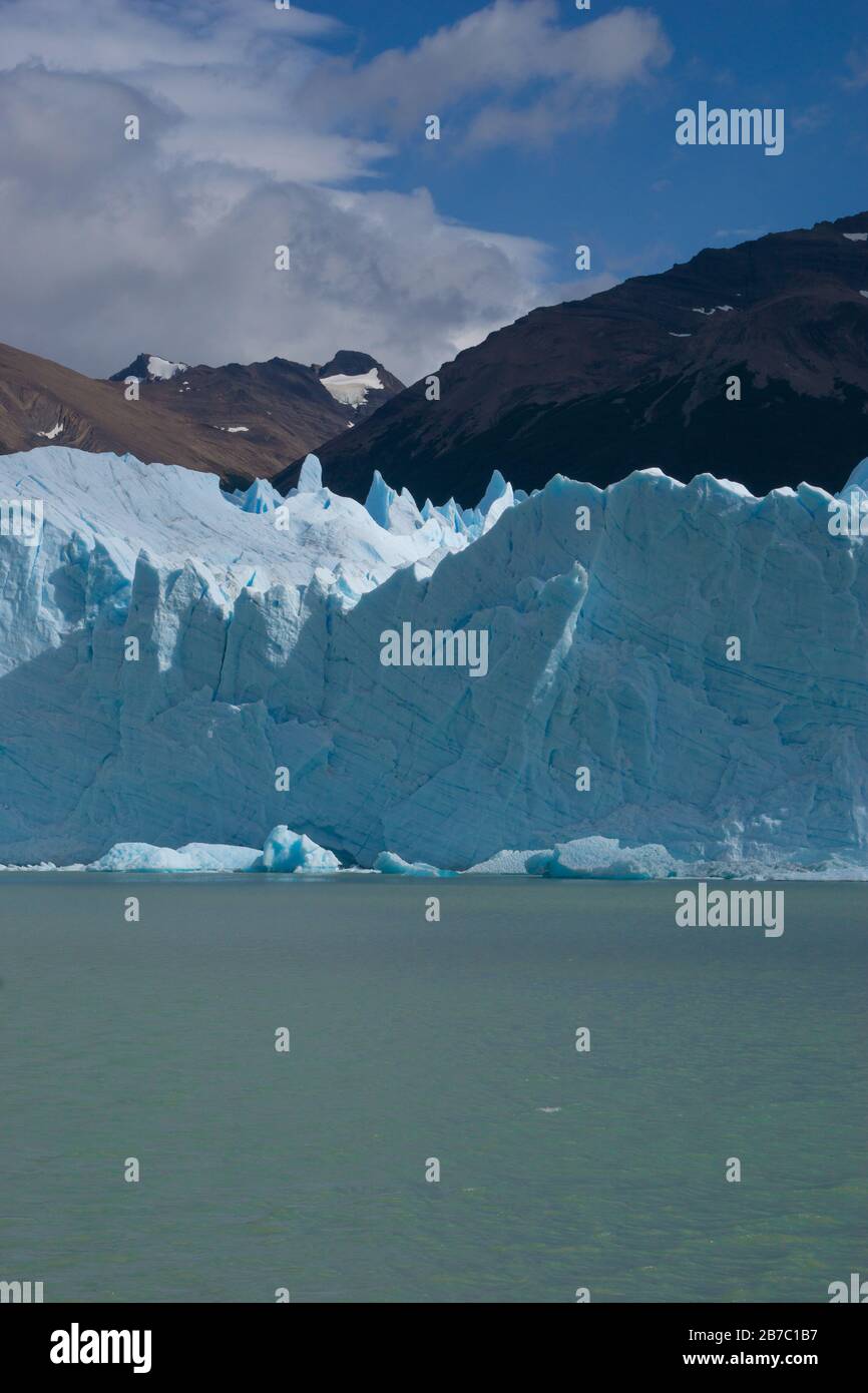 Calafate, Argentinien der Perito-Moreno-Gletscher liegt im Nationalpark Los Glaciares im Südwesten der Provinz Santa Cruz. Stockfoto