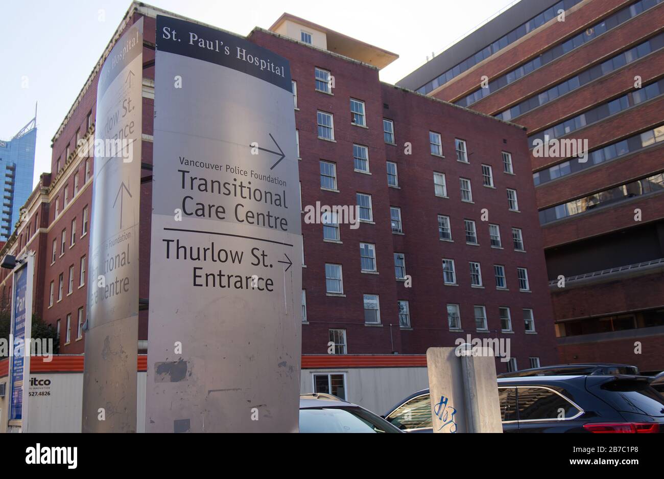 Vancouver, Kanada - 20. Februar 2020: Nahansicht des Vancouver St. Paul Hospital Hinweisschildes mit Richtungspfeilen zur Thurlow St Einfahrt Stockfoto