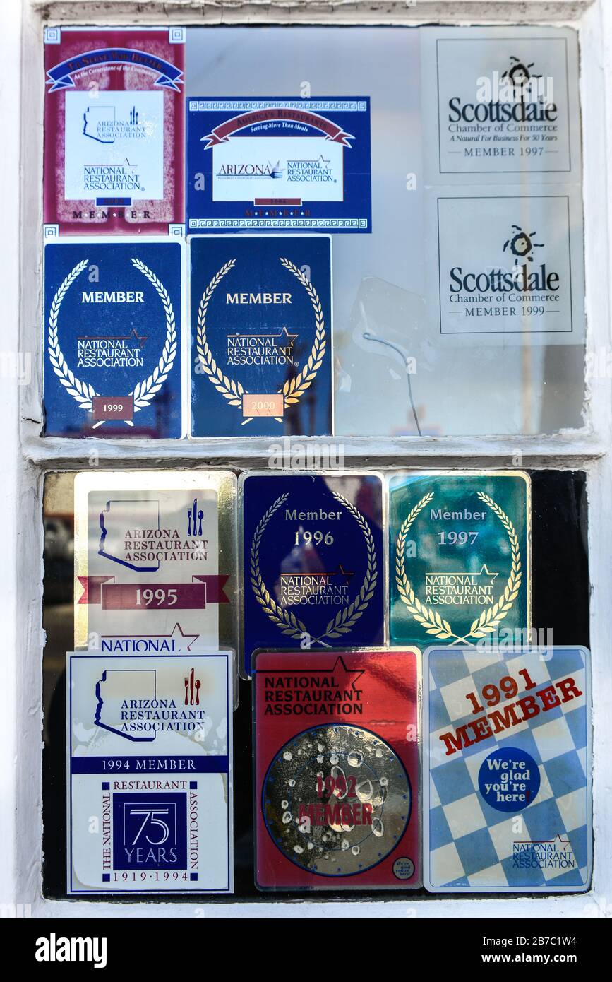 Nahaufnahme der Mitgliedsaufkleber der Restaurantvereinigung, die in der Sugar Bowl Ice Cream Parlour und im Restaurant in Old Town Scottsdale, AZ, angezeigt werden Stockfoto