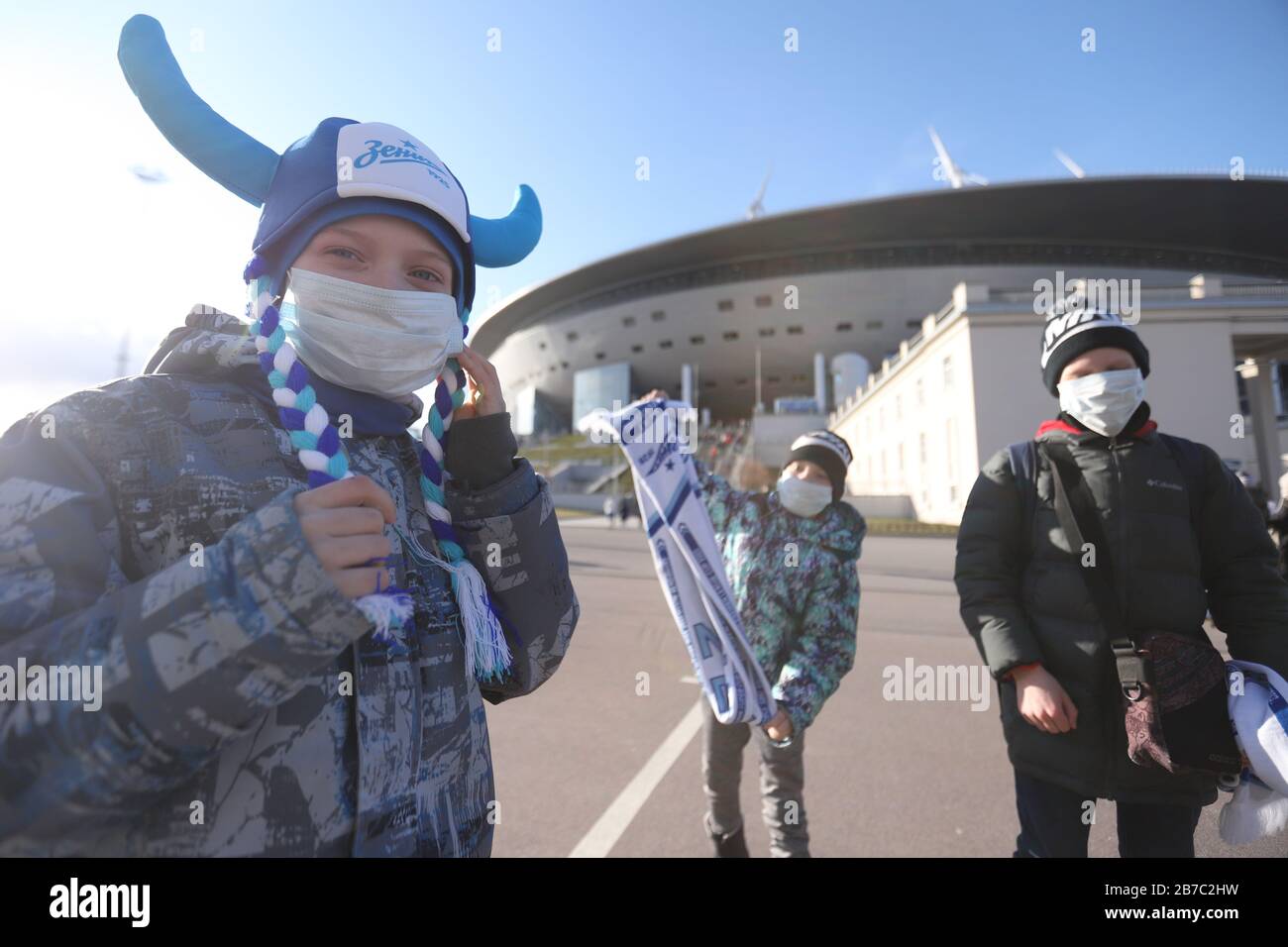 Sankt Petersburg, Russland. März 2020. Anhänger, die Gesichtsmasken als Vorsichtsmaßnahme gegen die Ausbreitung von Coronavirus tragen, werden vor dem Spiel der russischen Premier League zwischen dem FC Zenit St. Petersburg und dem FC Ural Jekaterinburg gesehen. (Endstand; Zenit St. Petersburg 7:1 Ural Jekaterinburg) Credit: Sopa Images Limited/Alamy Live News Stockfoto