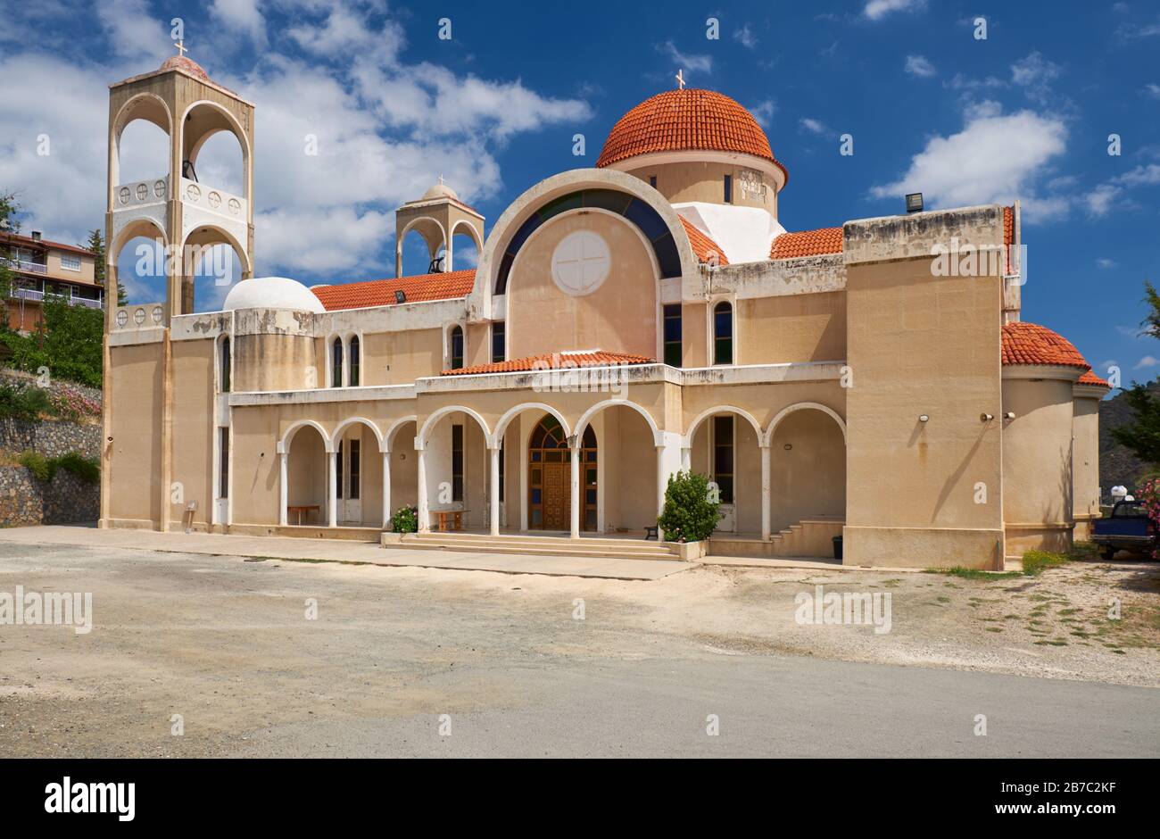 Agios Panteleimonas Kirche - die schöne Darstellung der modernen Architektur im Stil des byzantinischen Stils. Kakopetria Dorf. Nikosia District. Zypern Stockfoto
