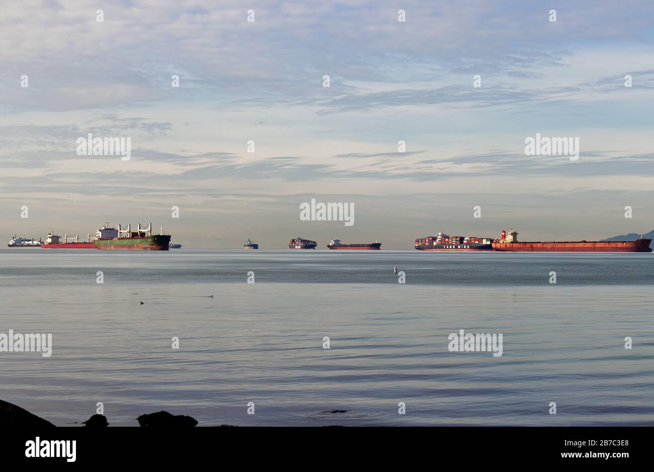 Vancouver, Kanada - 21. Februar 2020: Frachtschiffe warten darauf, im Burrard Inlet Harbor in Vancouver anzudocken Stockfoto