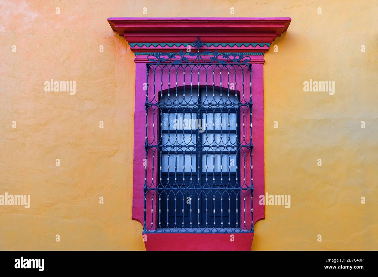 Fenster mit Gusseisendekoration im Stadtzentrum von Oaxaca, Mexiko. Stockfoto
