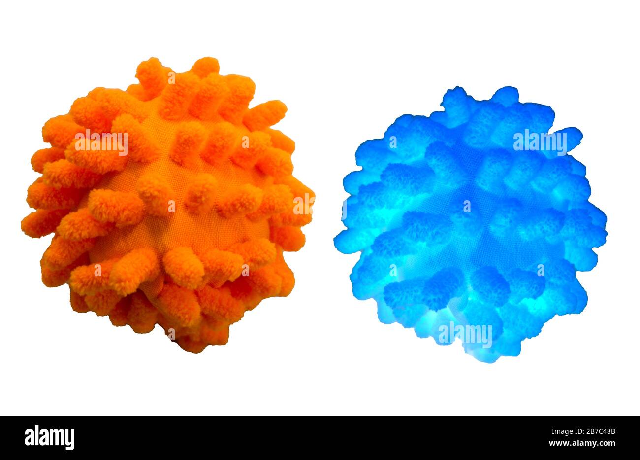 Porträt eines kranken Mannes, der eine medizinische Maske mit Coronavirus-Text auf blauem Hintergrund trägt. Coronavirus Konzept. Schützen Sie Ihre Gesundheit. Stockfoto