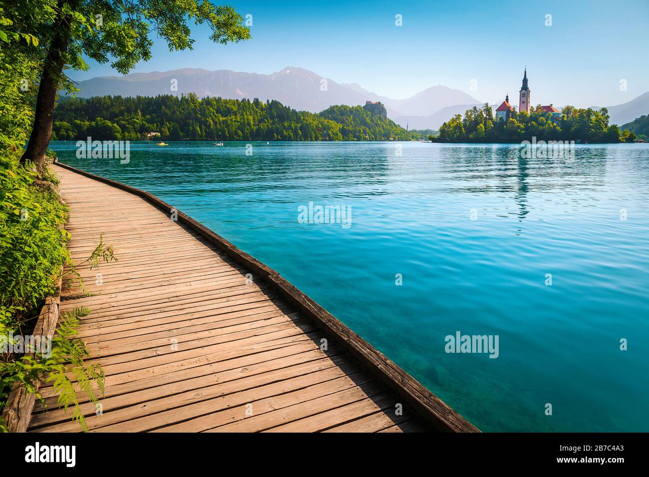 Magischer Blick auf den Morgen mit kleiner Insel, Kirche und Burg vom Holzweg. Bewundernswerter Reise- und Touristenort, See Bled mit Karavanke m Stockfoto