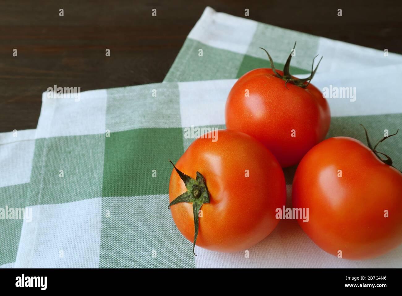 Lebhafte rote Tomaten auf einem grünen und weißen Küchenturm Stockfoto