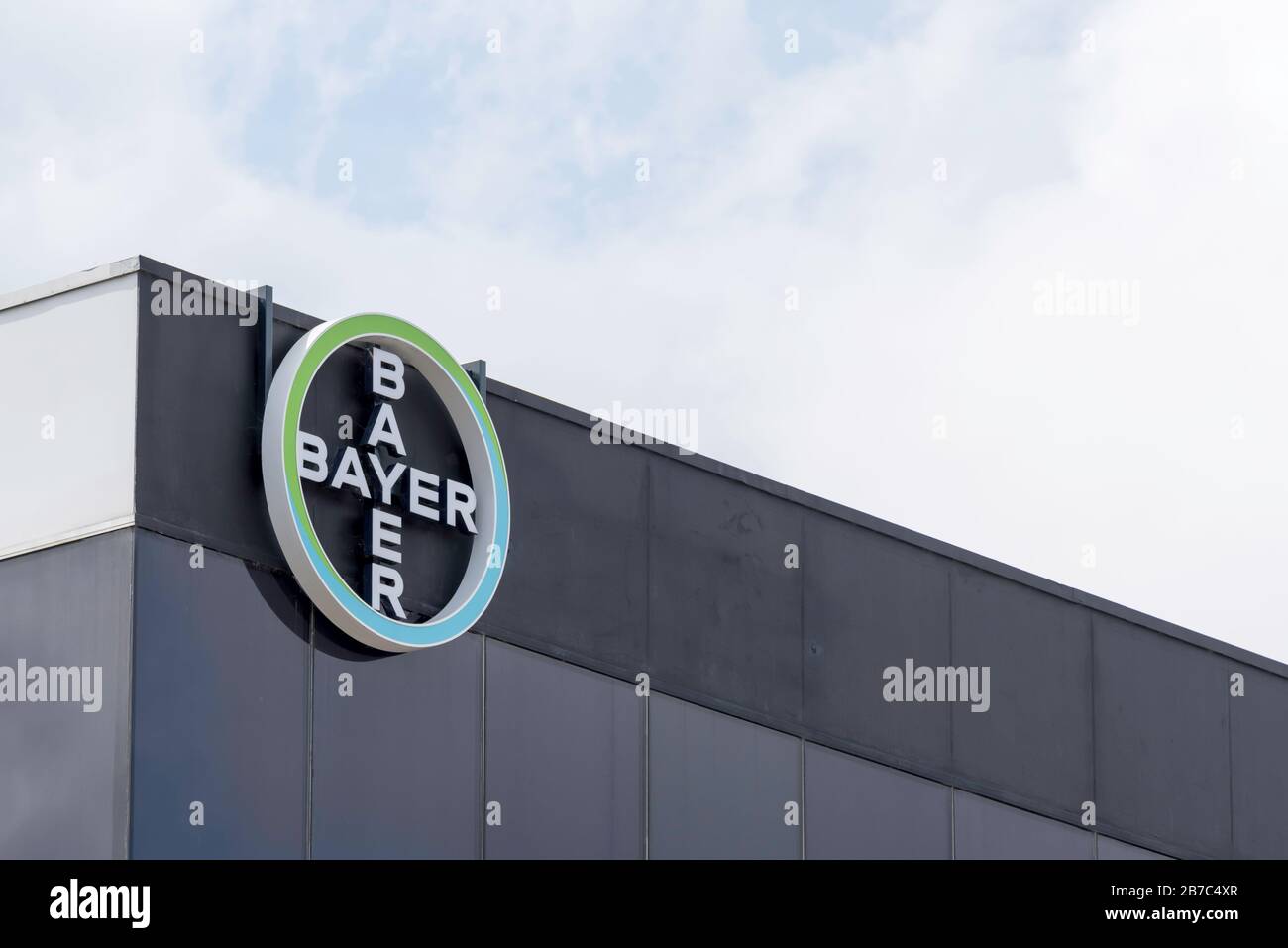 Schilder und das Logo auf der Außenseite des Hauptquartiers von Bayer Australien im Sydney Vorort Pymble, New South Wales, Australien Stockfoto