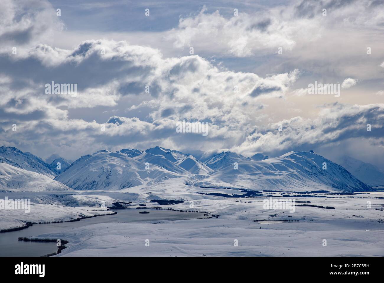 Berge und Land, die im Winter von Schnee bedeckt sind, in Neuseeland Stockfoto