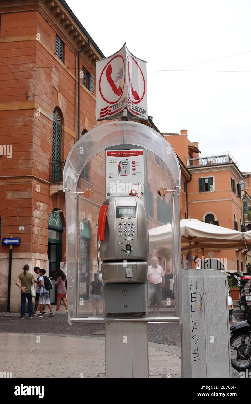 Ein Zahltelefon in Verona, Italien; August 2019 Stockfoto