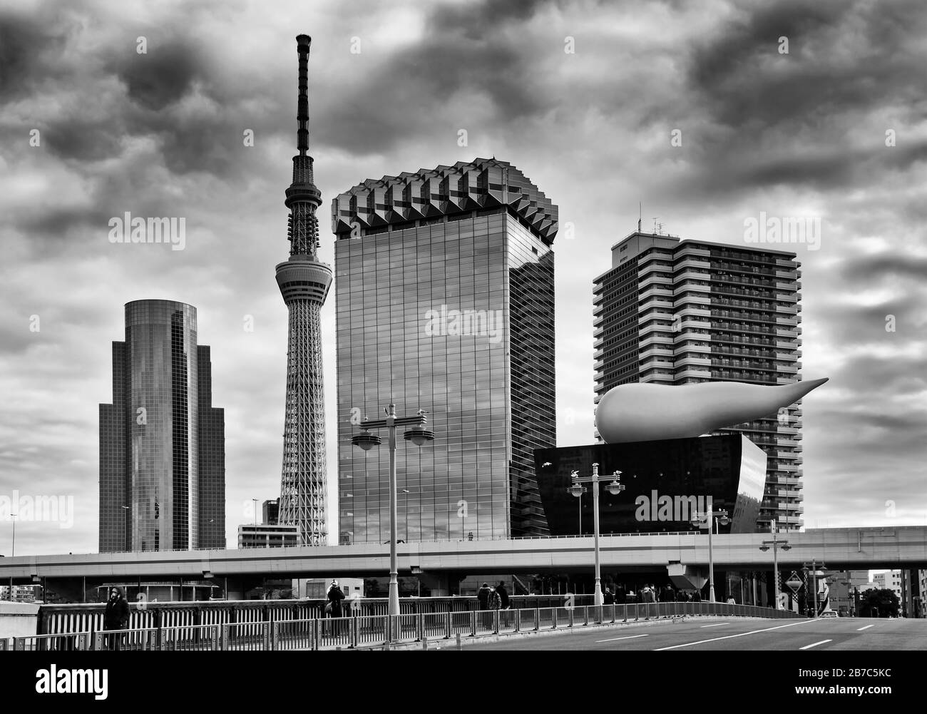 Schwarz-Weiß-rundfernseher und Radioturm in der japanischen Stadt Tokio, Himmelsbaum und moderne urbane Formen und Formen. Stockfoto