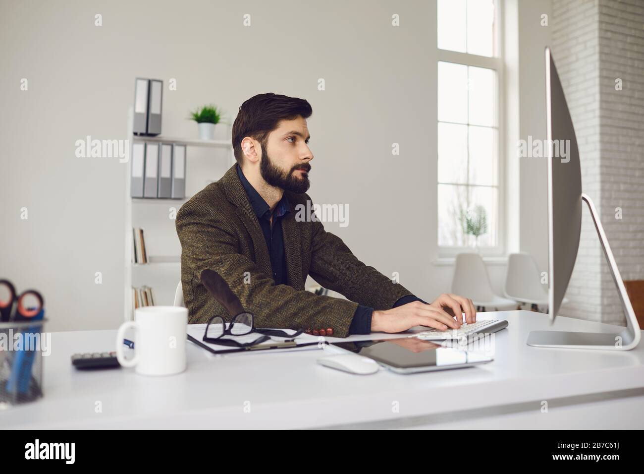 Menschen arbeitsplatz -Fotos und -Bildmaterial in hoher Auflösung – Alamy