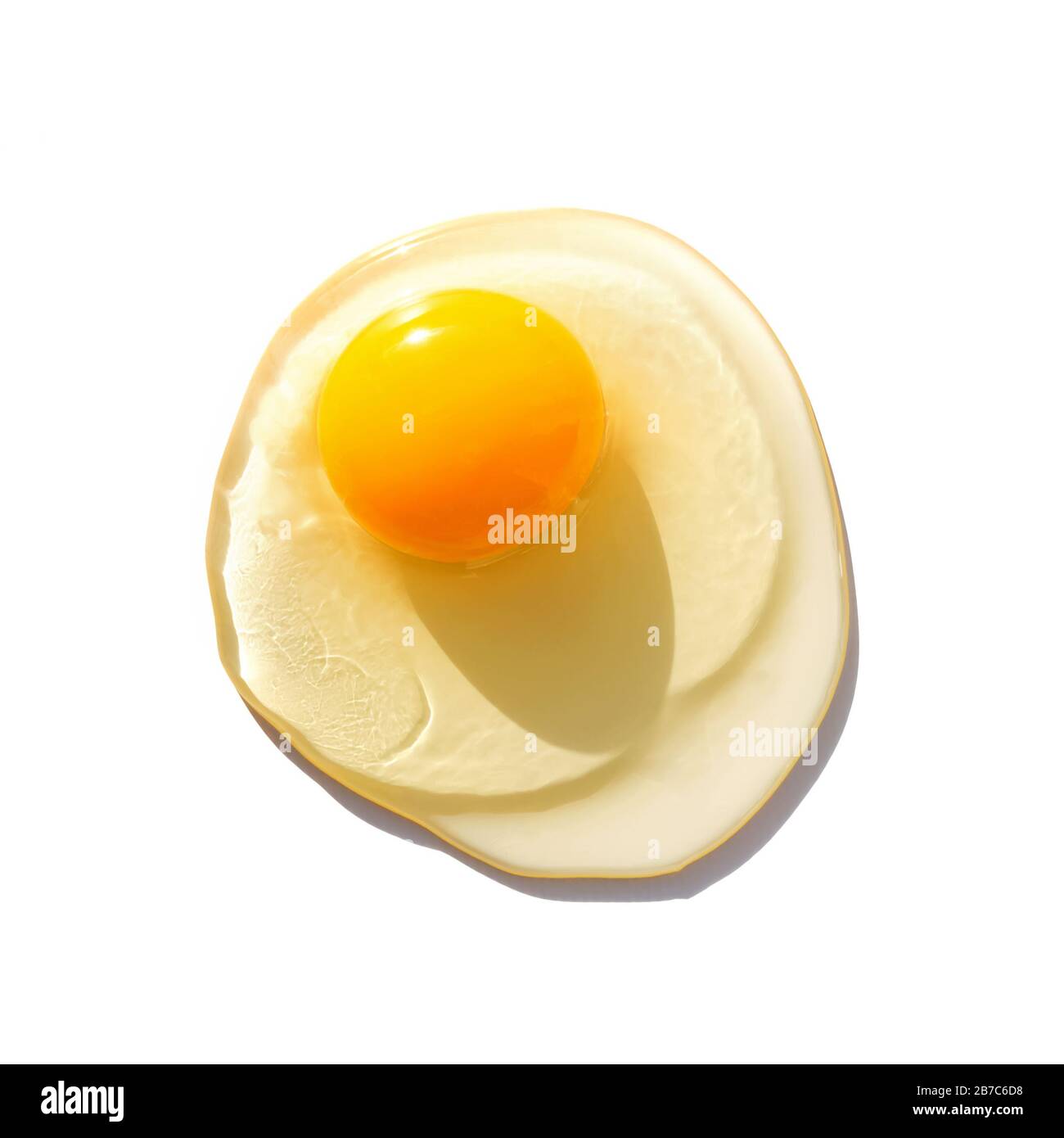 Frisches rohes Ei mit Eigelb isoliert auf weißem Hintergrund. Stockfoto