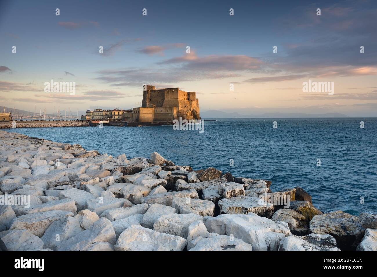 Castel dell'Ovo, Neapel. Einer der berühmtesten Orte Neapels, der von der untergehenden Sonne beleuchtet wird. Stockfoto