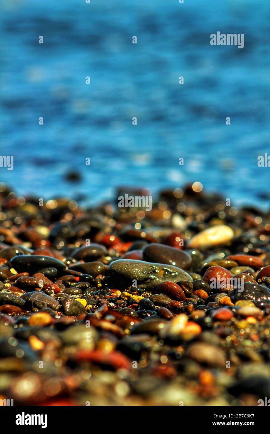 Nehmen Sie Platz, und beobachten Sie dieses fantastische Meer, und entspannen Sie sich, und lassen Sie sich die Probleme lösen. Nur Sie und das Meer beruhigen Ihren Geist und sehen Sie sich das einfach an Stockfoto