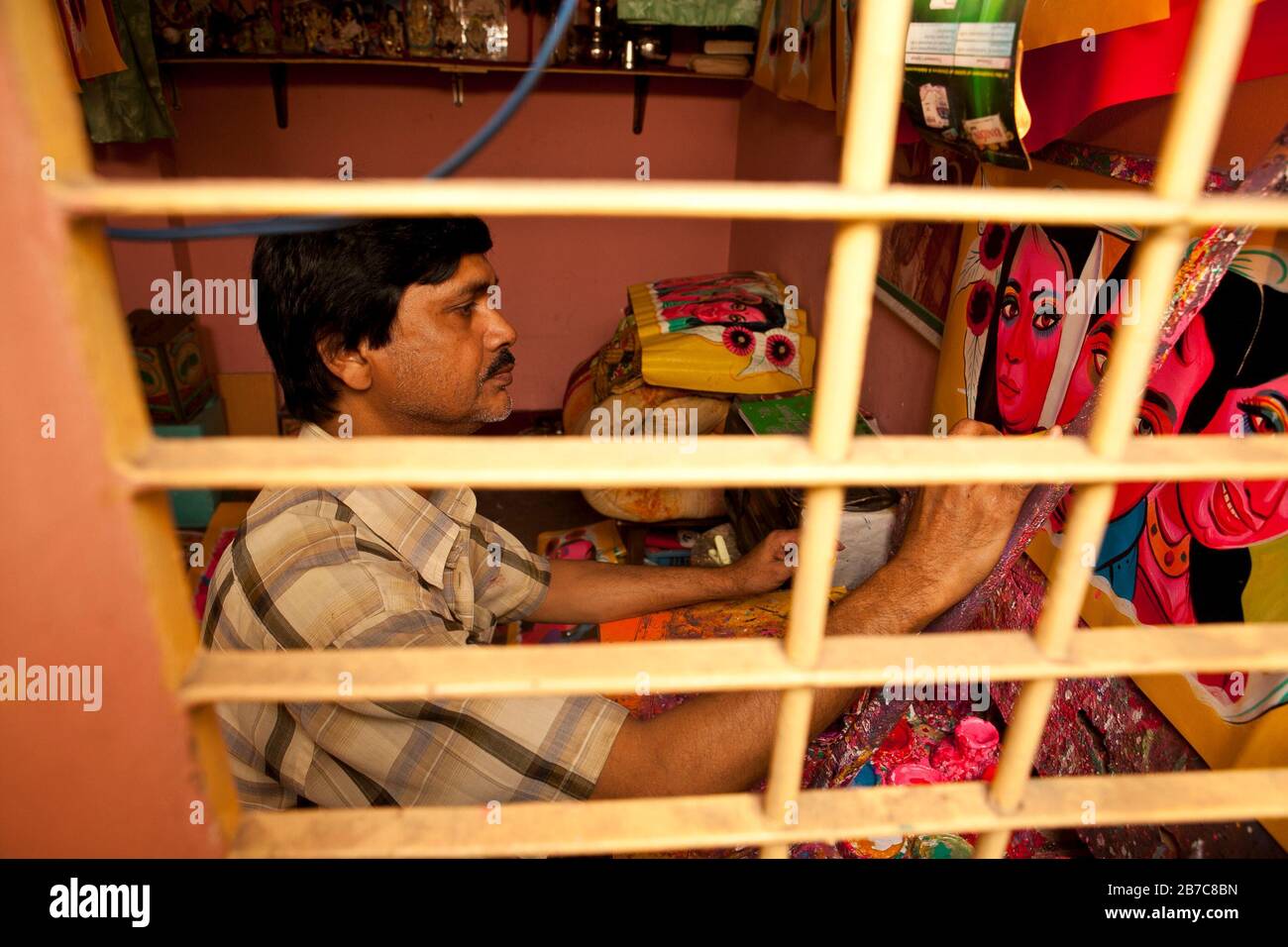 Sunil Kumar das, Sohn von Raj Kumar das, am besten bekannt als RK das, einer der Rikschah-Künstler der ersten Generation in Bangladesch, befindet sich am 8. Mai 2012 in seinem Studio in der Hauptstadt Dhaka. Die Rikscha-Kunst ist eine Form von Popkunst, die unsere urbane Kultur und Folklore von Bangladesch darstellt. Rickschas wurden erstmals in Bangladesch in den 1930er Jahren aus Japan eingeführt, wo die dreirädrigen Fahrzeuge als "nintaku" bekannt waren. Die Idee, die mit Beinen betriebenen Kontraste zu schmücken, begann in Bangladesch in den 1950er Jahren mit der Tradition, die dem einfachen, aber farbenfrohen Stil folgte, den Maler damals bei der Herstellung von Filmplakaten verwendeten. Ein selbst- Stockfoto