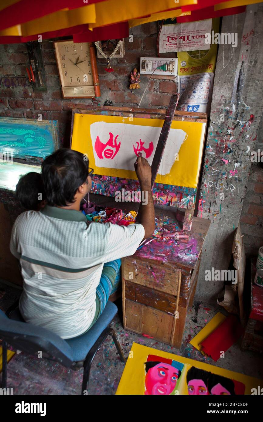 Proshanto Kumar das, Sohn von Raj Kumar das, am besten bekannt als RK das, einer der Rikschah-Künstler der ersten Generation in Bangladesch, ist am 3. Mai 2012 mit dem Malen einer Rikscha-Kunst in seinem Studio in der Hauptstadt Dhaka beschäftigt. Die Rikscha-Kunst ist eine Form von Popkunst, die unsere urbane Kultur und Folklore von Bangladesch darstellt. Rickschas wurden erstmals in Bangladesch in den 1930er Jahren aus Japan eingeführt, wo die dreirädrigen Fahrzeuge als "nintaku" bekannt waren. Die Idee, die mit Beinen betriebenen Kontraste zu schmücken, begann in Bangladesch in den 1950er Jahren mit der Tradition nach dem einfachen, aber farbenfrohen Stil, den die Maler damals verwendeten Stockfoto