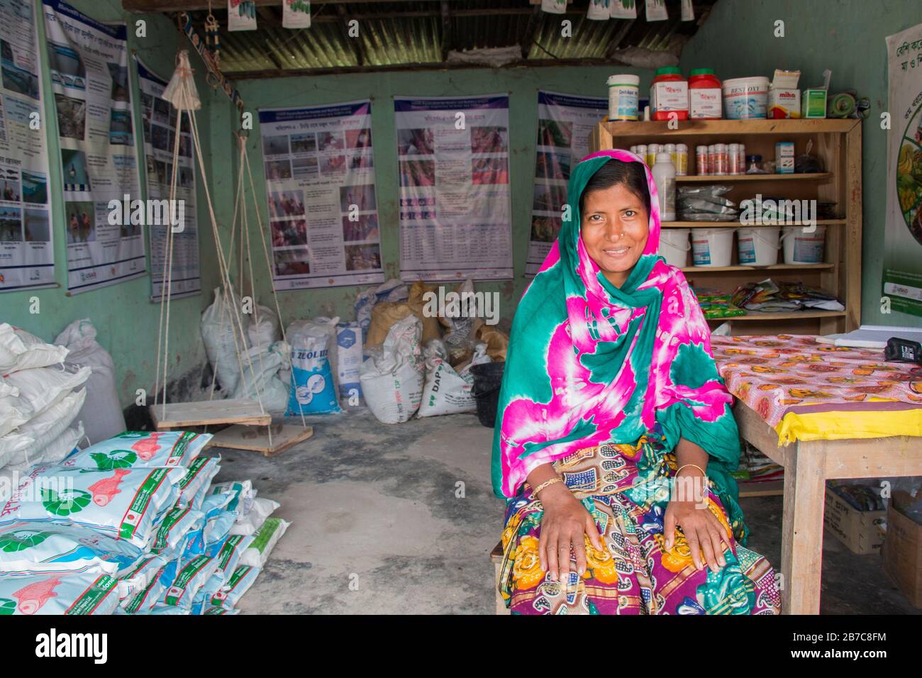 Frauen aus Bangladesch sind der wichtigste Lebensmittellieferant für die Familie. Sie sind sehr fleißige Arbeiter. Stockfoto