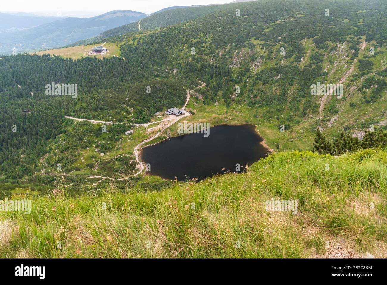Maly Staw See, Schronisko Samotnia und Strzecha Akademicka Hütten in Karkonosze Bergen in Polen in der Nähe von Wildschweinen mit Tschechien Stockfoto