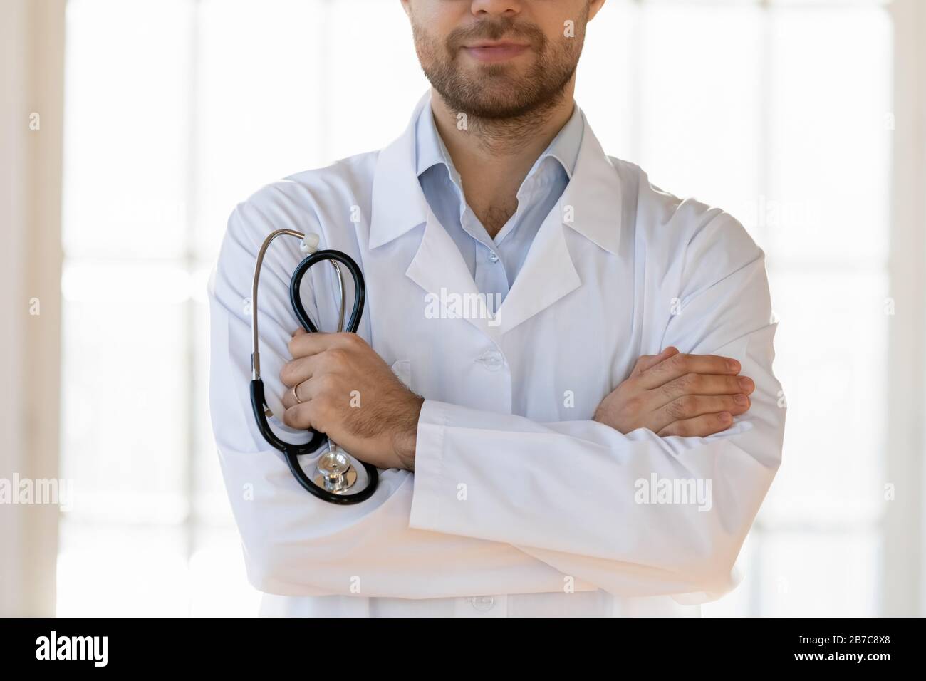 Vertrauter Hausarzt mit Stethoskop aus der Nähe. Stockfoto