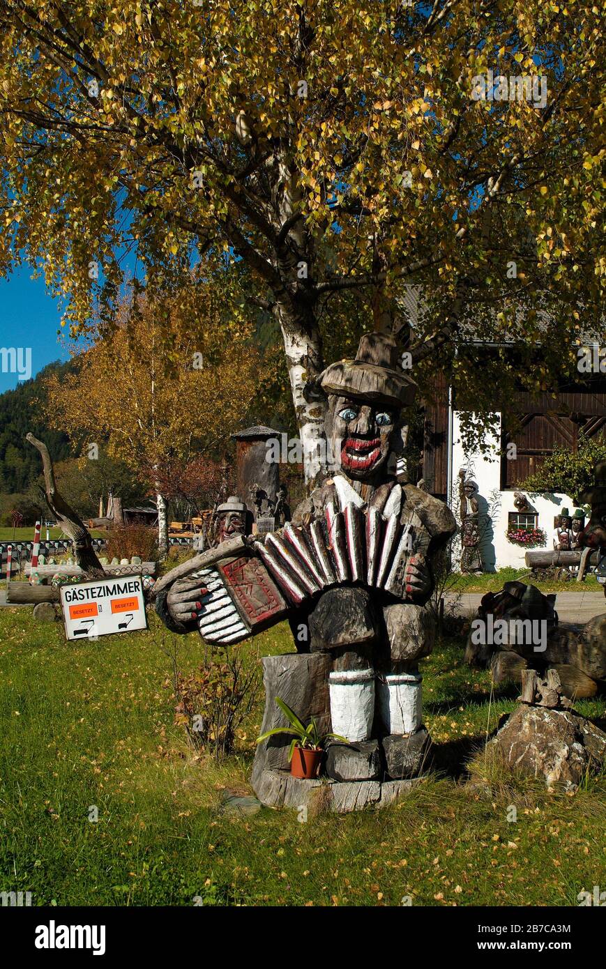 Matrei, Österreich - 14. Oktober 2007: Lustige Kunstwerke, bizarre Figuren aus Holzstämmen geschnitzt, Tafel ohne Räume Stockfoto