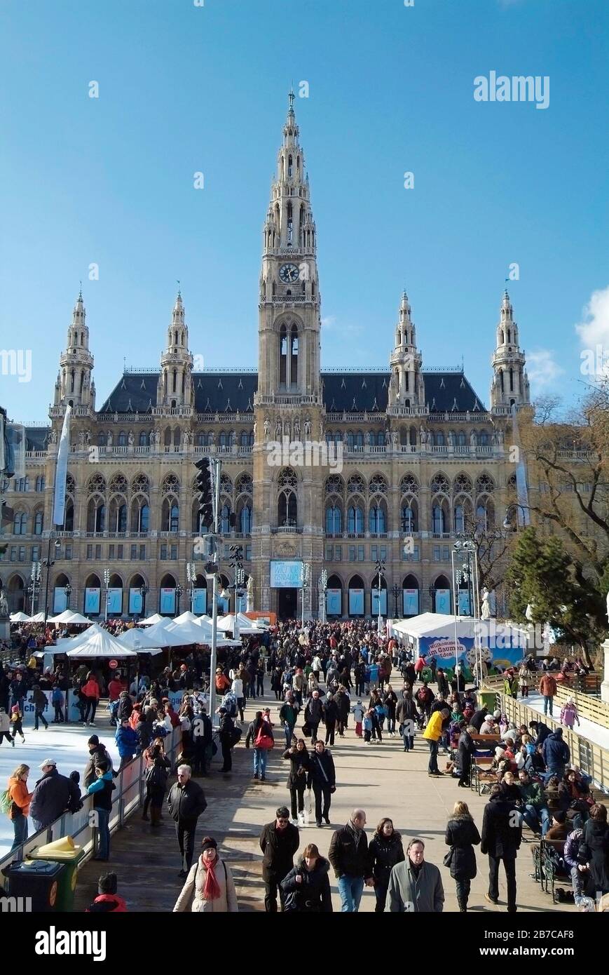 Wien, Österreich - 21. Februar 2010: Menge unidentifizierter Menschen an einem sonnigen Wintertag Spaß am Eislaufring vor dem Wiener Rathaus, ein y Stockfoto