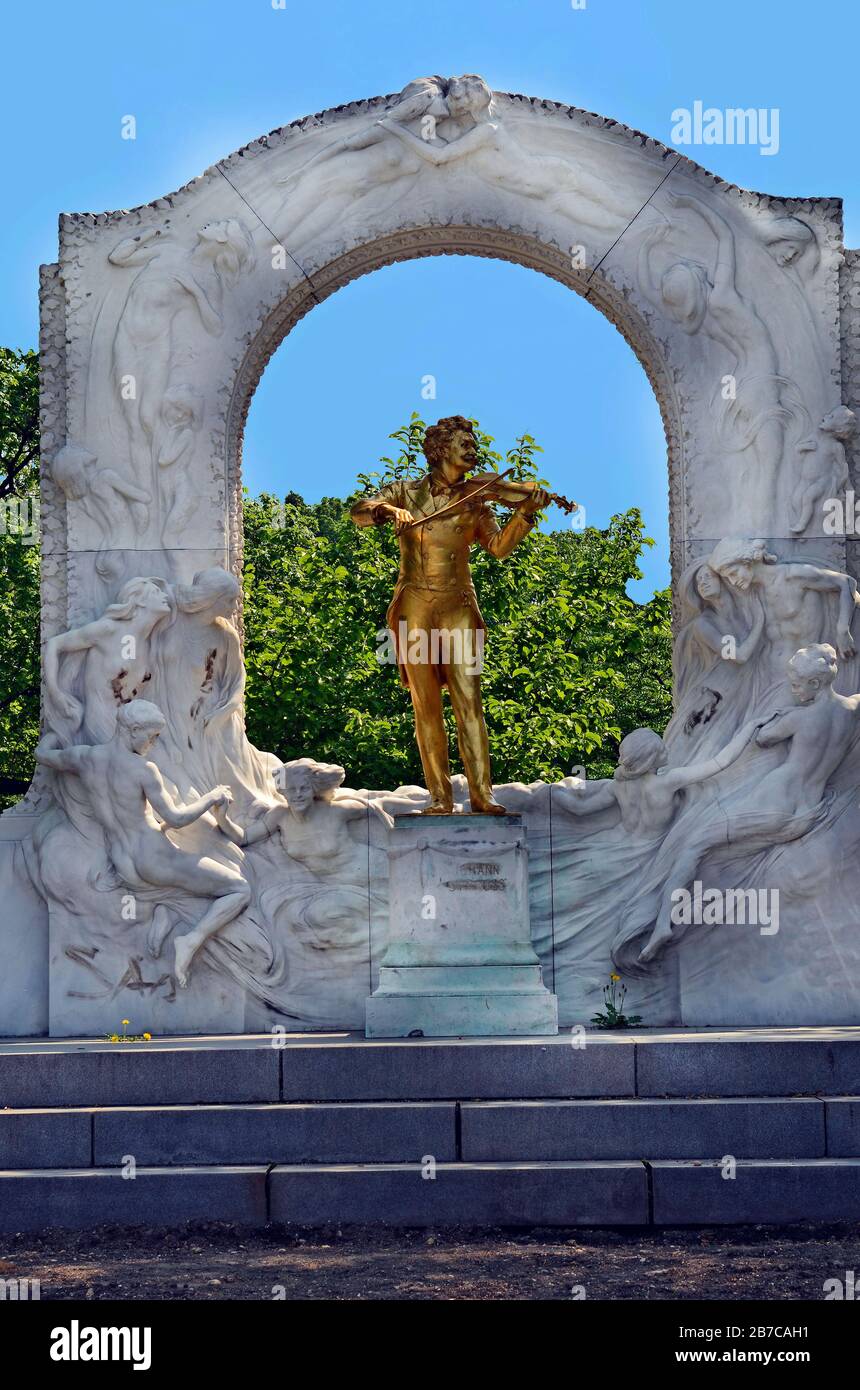 Wien, Österreich - 24. April 2011: Denkmal des Komponisten und Walzerkönigs Johann Strauß im öffentlichen Stadtgarten Stockfoto