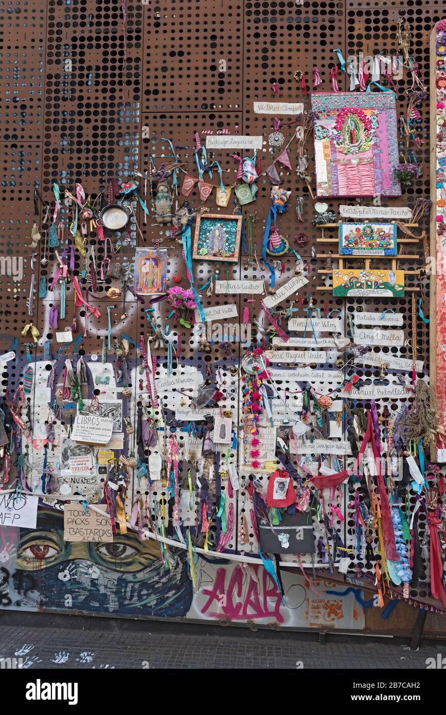 Politische Plakate und Hinweise auf Proteste in Chile an einer Mauer in Santiago, Chile Stockfoto Politische Plakate und Hinweise auf Proteste in Chile an einer Mauer in Santiago, Chile Stockfoto