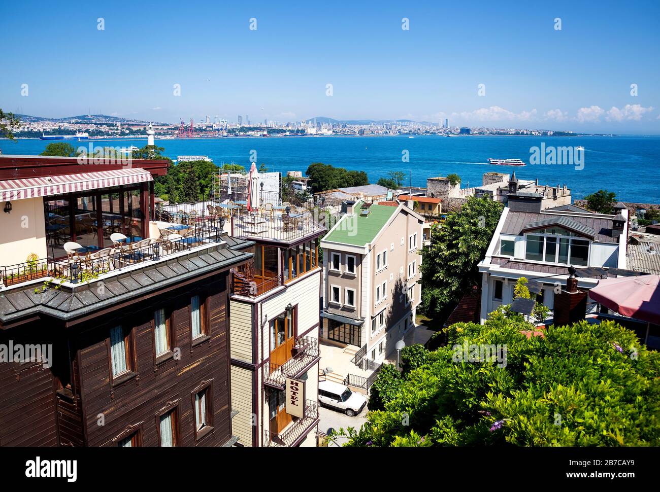 Blick auf das Marmarameer vom Hoteldach im Viertel Sultanahmet, Istanbul, Türkei Stockfoto