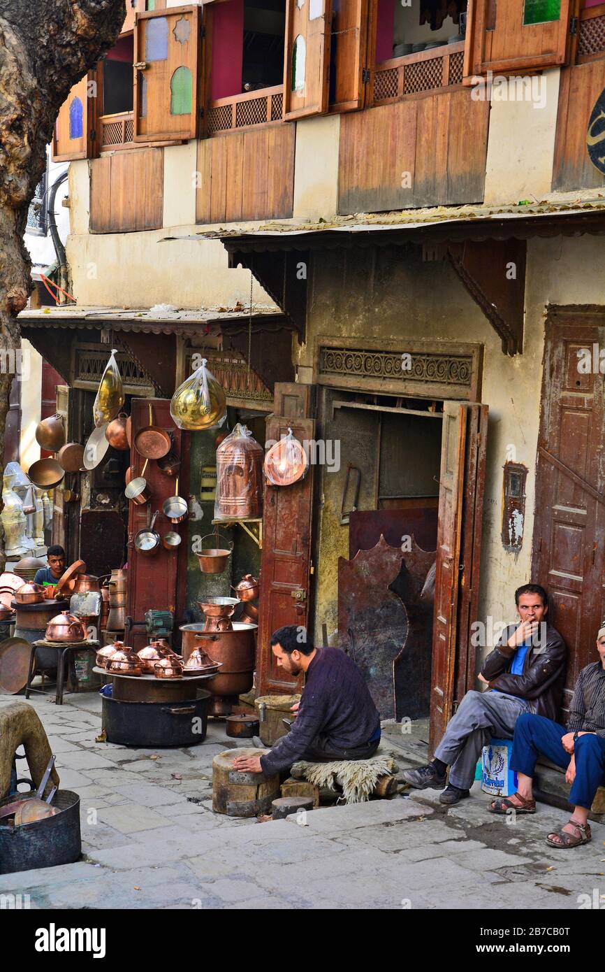 Fes, Marokko - 20. November 2014: Nicht identifizierte Menschen auf Place es-Seffarine in Souk Fes el-Bali, Platz für Brassware-Arbeiter Stockfoto