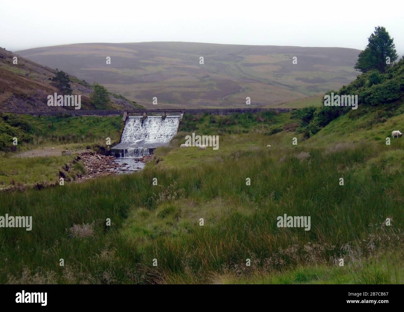 Der Weir Dam und der Little Reservoir in der Nähe von Inchmore Bothy an der Route zum schottischen Bergkorbett "Brown Cow Hill" in der Nähe von Ballater, Deeside, Schottland, Großbritannien. Stockfoto