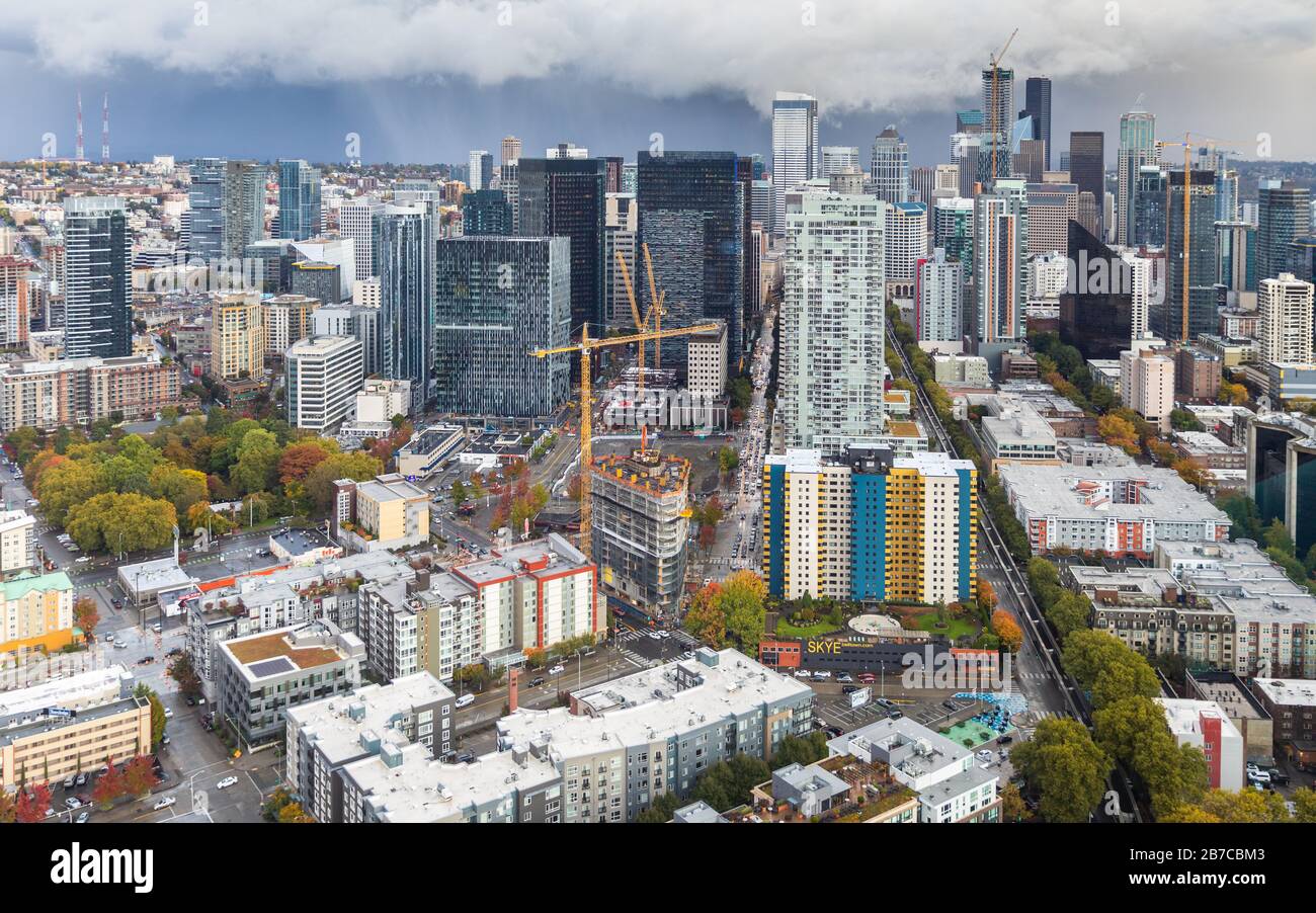 Seattle, Washington, USA - 9. Oktober 2019: Luftansicht der Innenstadt von Seattle aus der Space Needle an regnerischen Tagen befinden sich einige Gebäude im Bau. Stockfoto