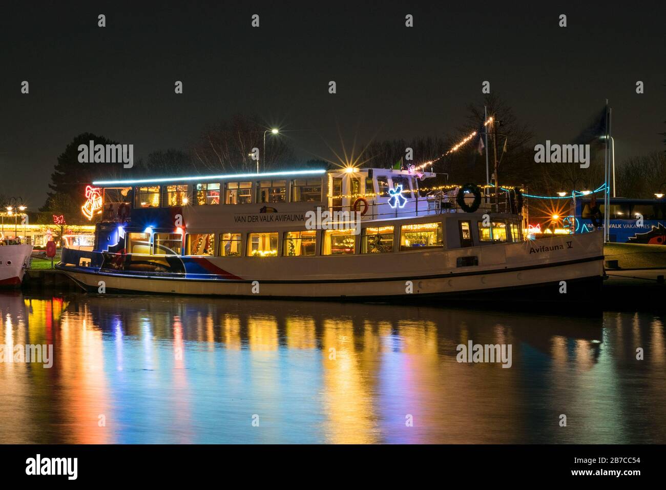 Ausflugsboot Avifauna V von Van der Valk in der Nacht. Van der Valk ist die größte niederländische Hotelkette und betreibt auch den Vogelpark Avifauna. Stockfoto