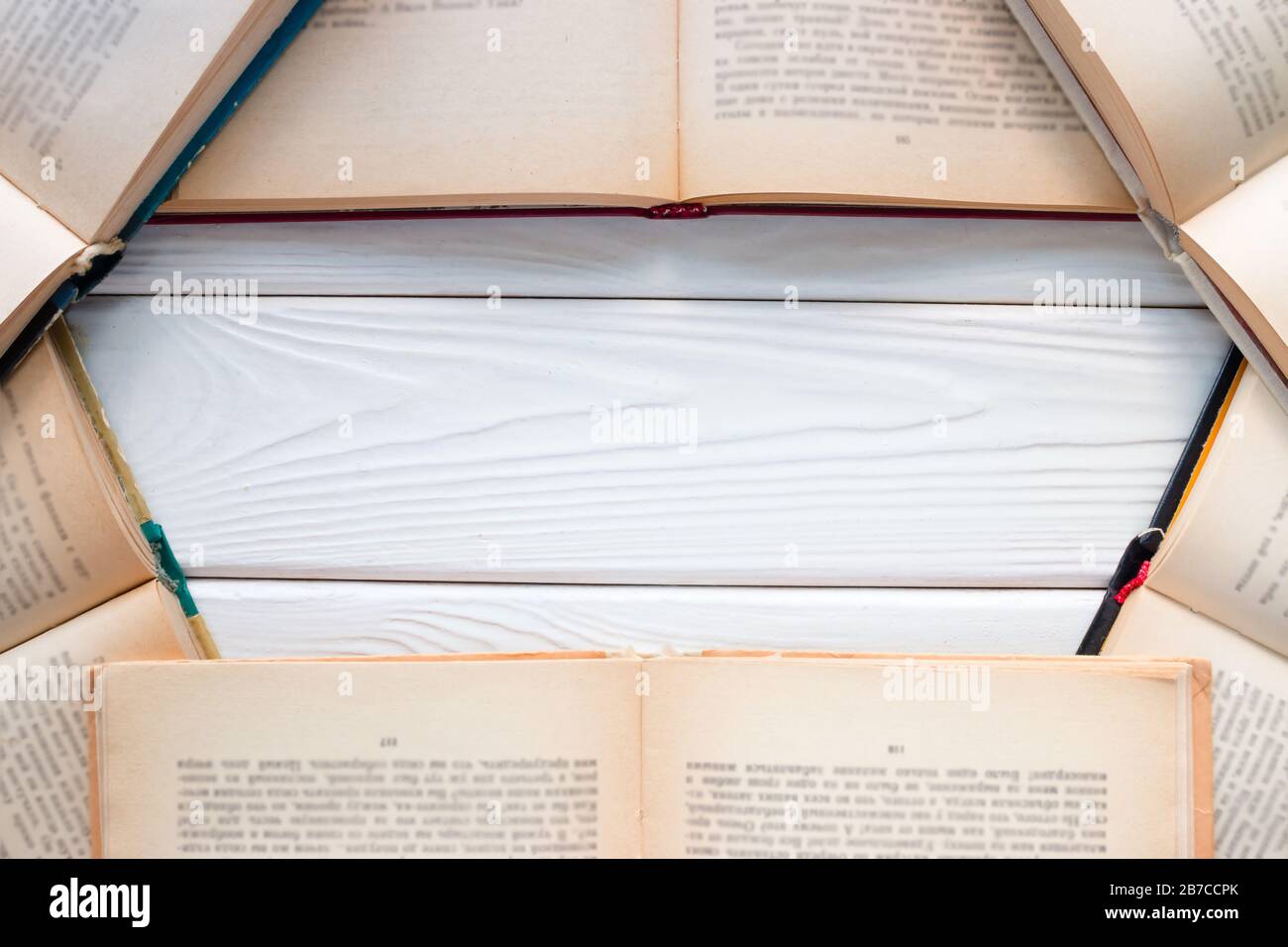Öffnen Sie das Vintage-Buch auf weißem Hintergrund mit Leerzeichen für Text Stockfoto