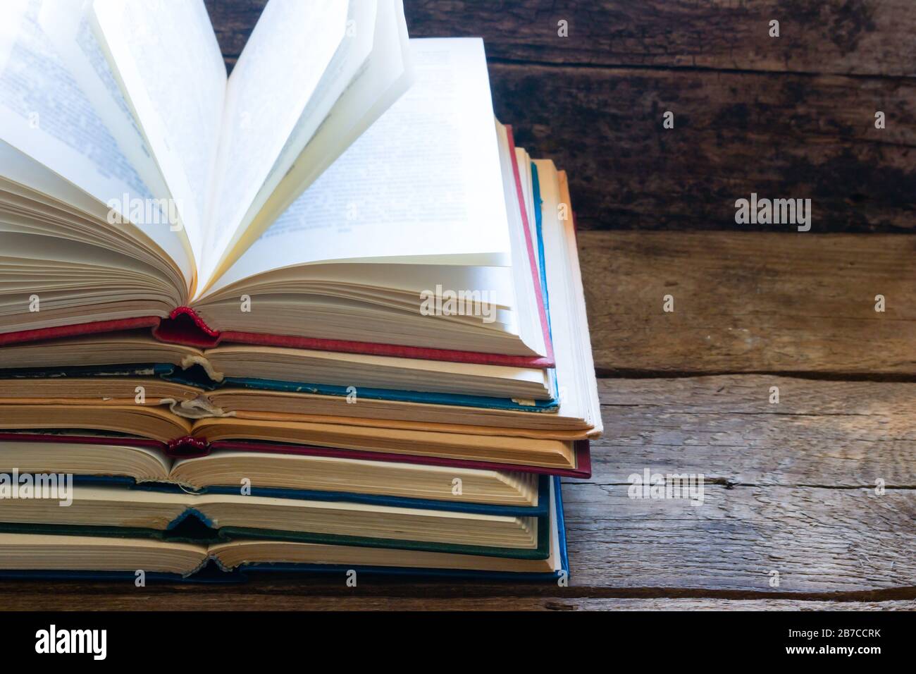 Vintage öffnete Bücher auf Holzhintergrund und Platz für Text Stockfoto