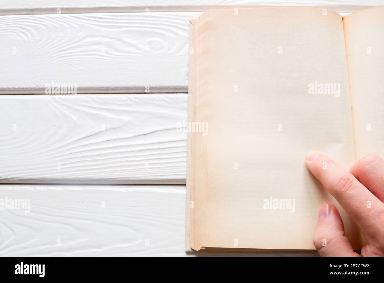 Mann, der ein Buch mit Platz für eine Textvorlage liest Stockfoto