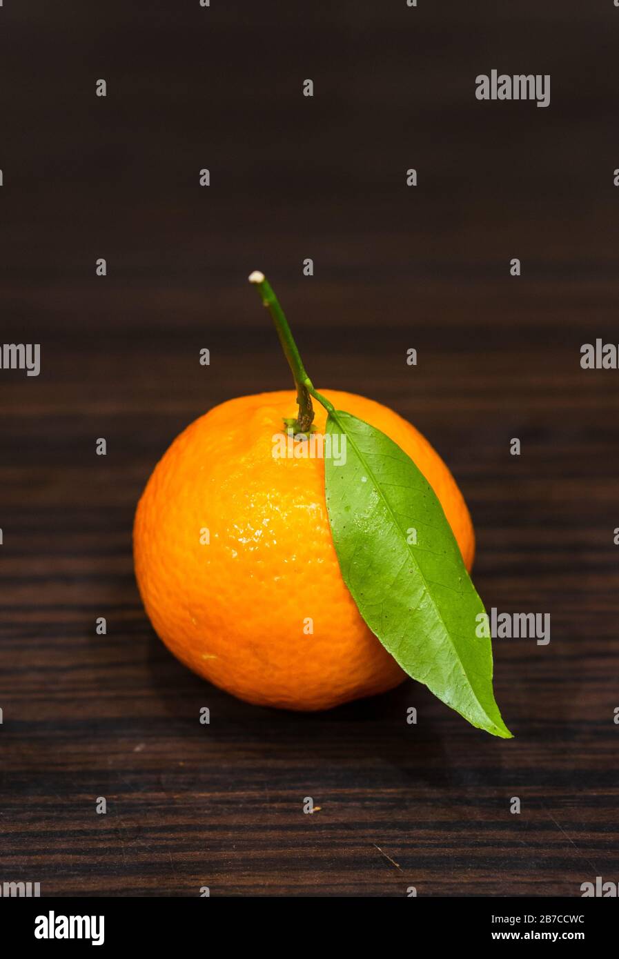 Nahaufnahme einer Mandarine auf dem Holztisch Stockfoto