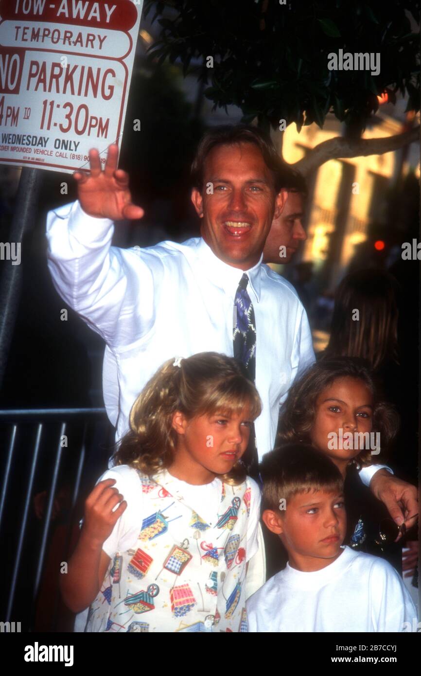 Hollywood, Kalifornien, USA 26. Juli 1995 Schauspieler Kevin Costner und die Kinder Lily Costner, Joe Costner und Annie Costner nehmen am 26. Juli 1995 am Manns Chinese Theatre in Hollywood, Kalifornien, USA, an der Universal Pictures 'Waterworld' Premiere. Foto von Barry King/Alamy Stock Photo Stockfoto