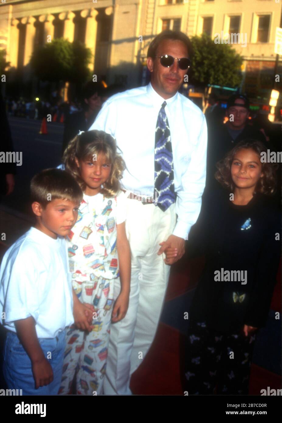 Hollywood, Kalifornien, USA 26. Juli 1995 Joe Costner, Lly Costner, Schauspieler Kevin Costner und Lily Costner nehmen am 26. Juli 1995 am Manns Chinese Theatre in Hollywood, Kalifornien, USA, an der Universal Pictures 'Waterworld' Premiere. Foto von Barry King/Alamy Stock Photo Stockfoto