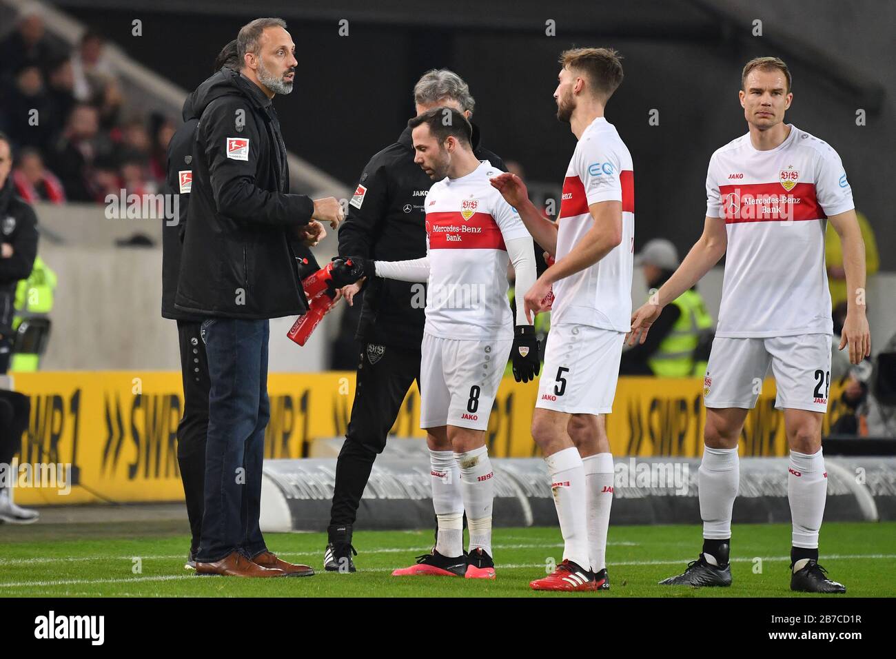 Von Links Pellegrino Matarazzo Trainer Vfb Stuttgart Spricht Mit Gonzalo Castro Vfb Stuttgart Nathaniel Phillips Vfb Stuttgart Holger Badstuber Vfb Stuttgart Fussball 2 Bundesliga 25 Spieltag 25 Spieltag Vfb Stuttgart S Arminia