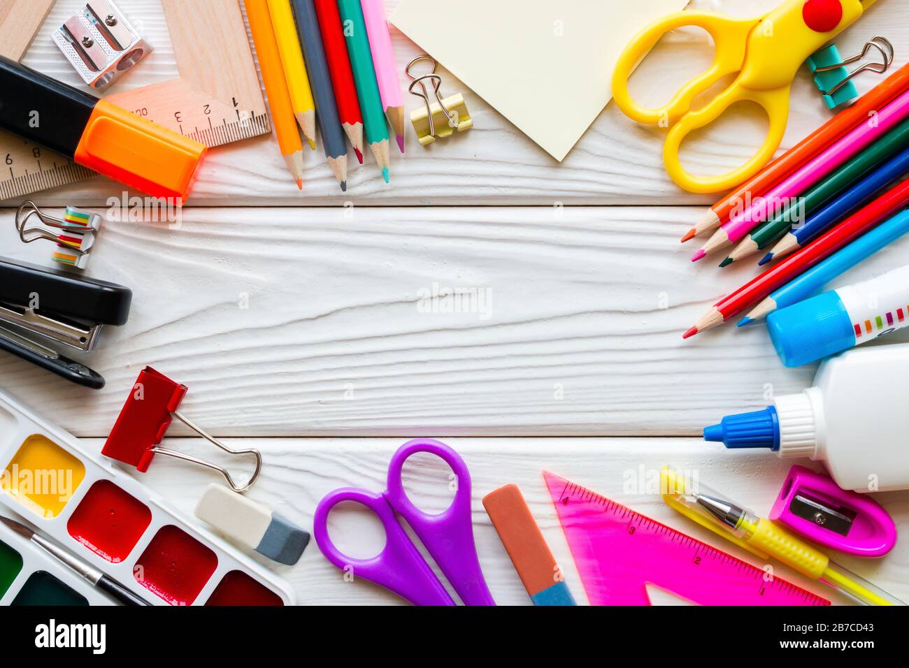 Vorlage für Schulbedarf auf weißem Holzhintergrund Stockfoto