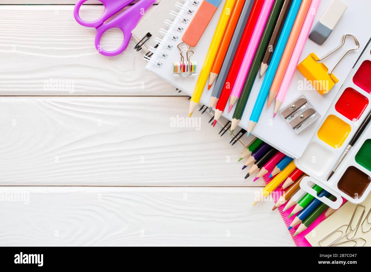 Schulhefte auf weißem Holzhintergrund und Platz für Text Stockfoto