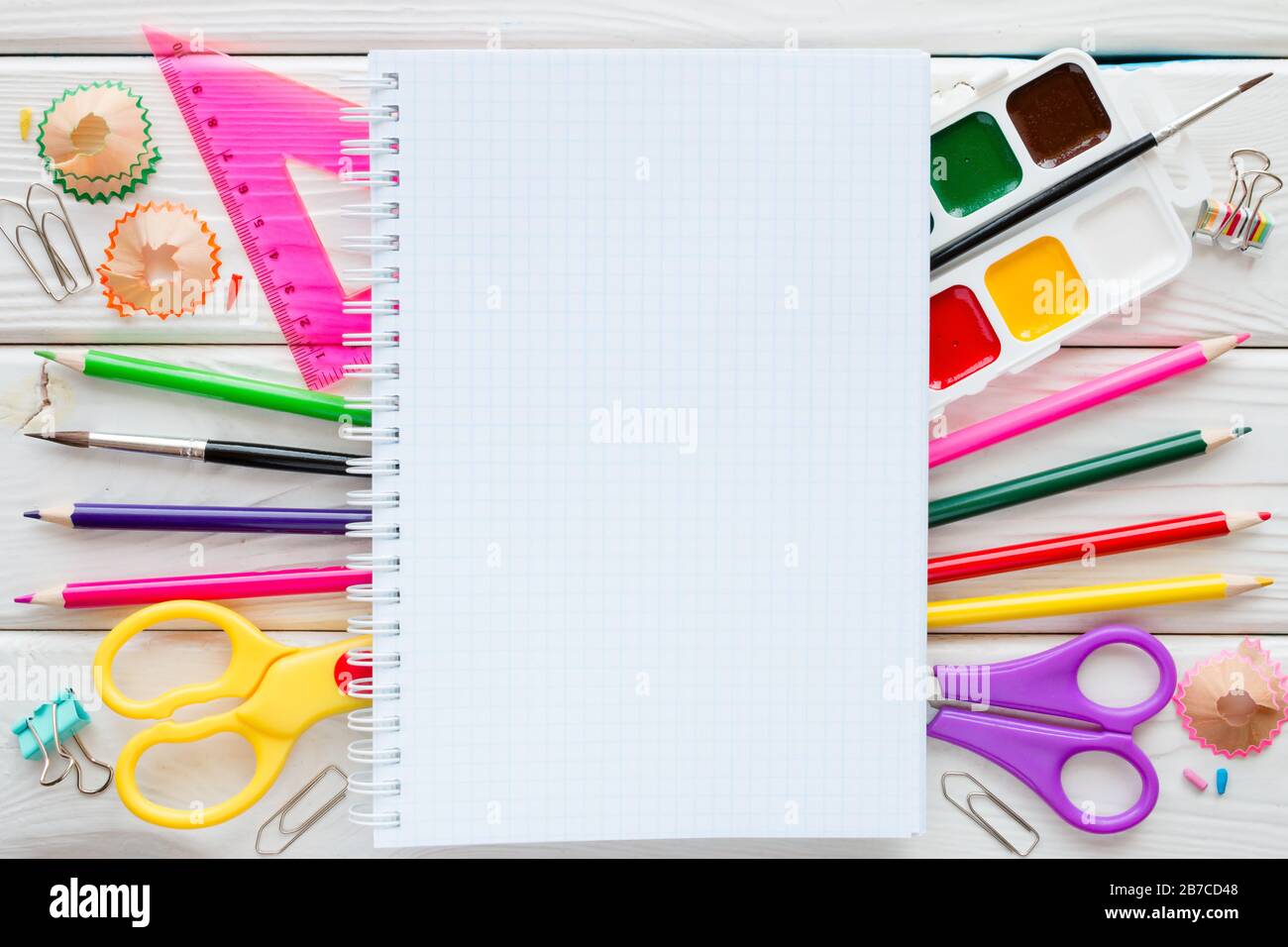 Schulbedarf, Briefpapier und Platz für Text auf dem Notizblock Stockfoto