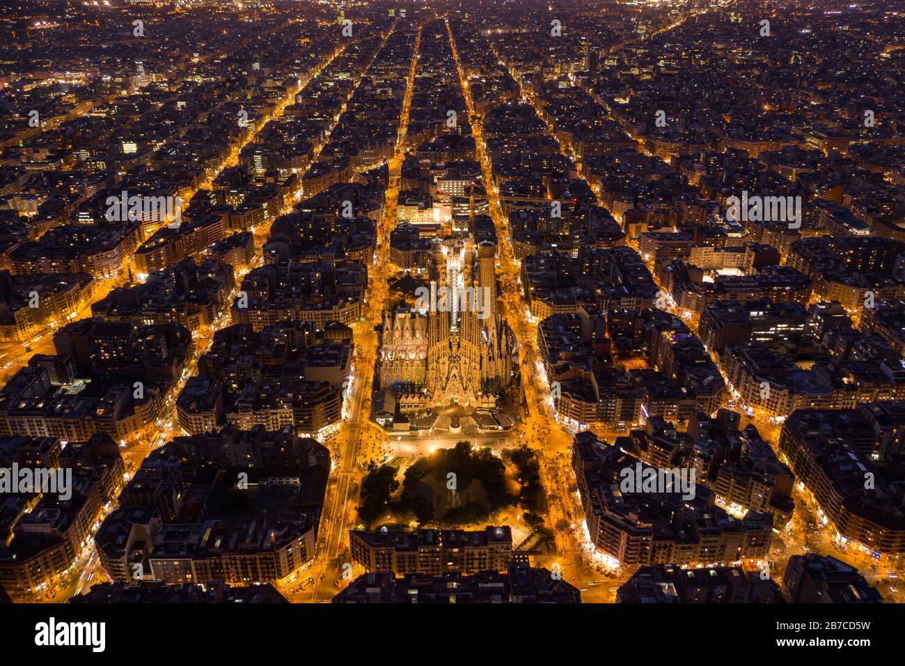 Weihnachtsfassade der Sagrada Família und Eixample in Barcelona während der Abenddämmerung. (Katalonien, Spanien) Stockfoto