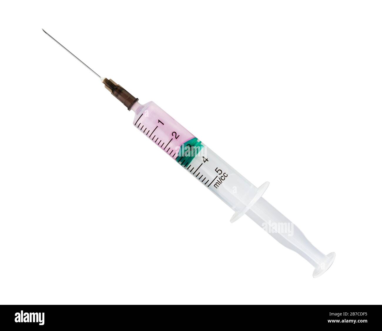 Spritze Nahaufnahme isoliert auf weißem Hintergrund. Medizinische Spritze,  Injektionskanüle, Befüllen einer Spritze mit einem Medikament  Stockfotografie - Alamy