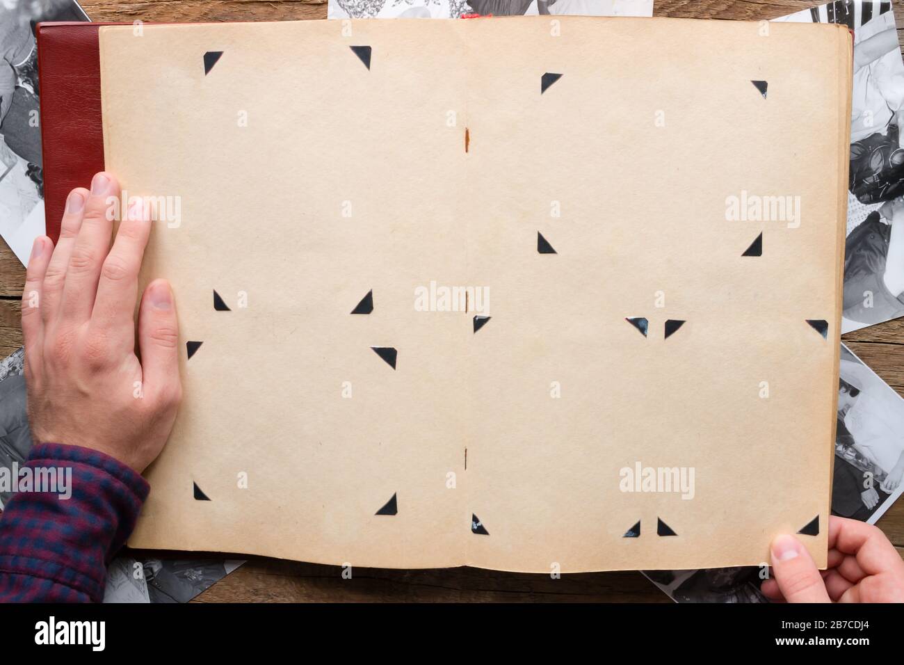 Man sieht ein Vintage-Fotoalbum mit leeren Seiten Stockfoto