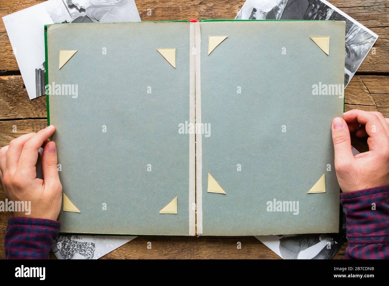 Mann sucht Fotoalbum mit alten Fotos Stockfoto
